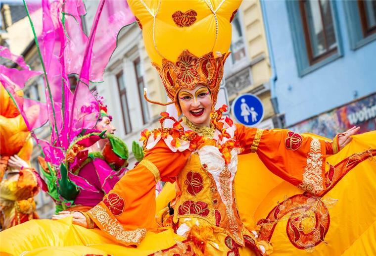 Eine Stelzenläuferin bei einer Parade durchs Ostertor-Viertel. Nach Vorbild des brasilianischen Karnevals findet der Samba-Karneval in Bremen statt. 
