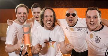 Eine stimmgewaltige Truppe (von links): Max Becker, Fabian Kampa, Martin Brinkmann, Peter Scholz und Marius Lomb. „Der 5. Stern“ ist eingespielt. Jetzt müssen sich Jogis Jungs das Werk nur noch anhören.