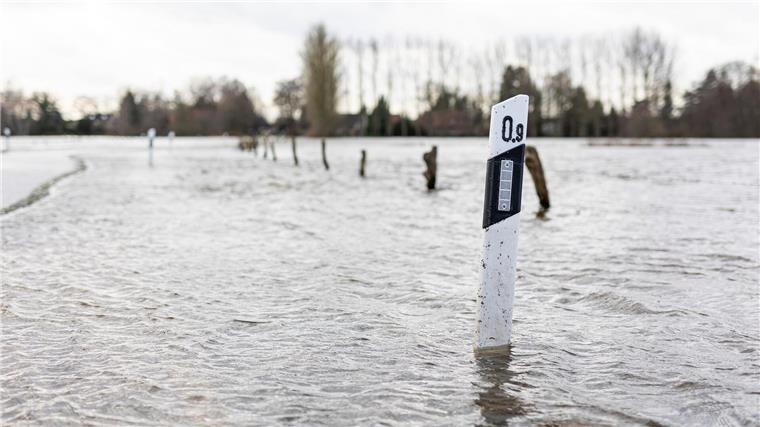 Hochwasser-Lage bleibt zu Silvester kritisch Eine Straße zum Ortsteil „Jeversen“ der Gemeinde „Wietze“ im Landkreis Celle ist überflutet.
