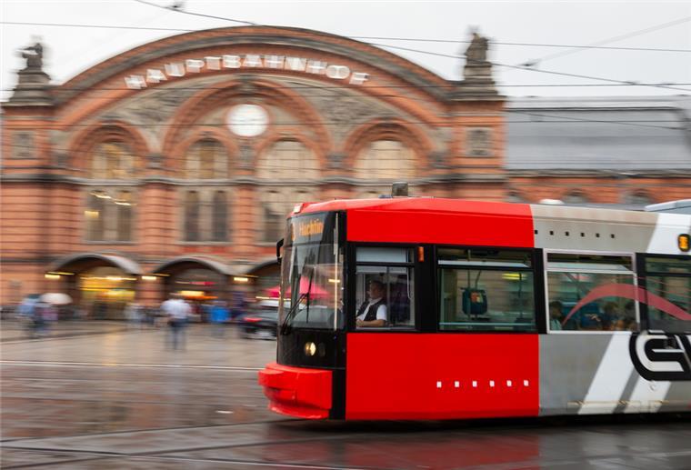 Zusammenstoß mit Straßenbahn in Bremen - Die Fahrbahn ist wieder frei Eine Straßenbahn fährt vor dem Hauptbahnhof entlang -