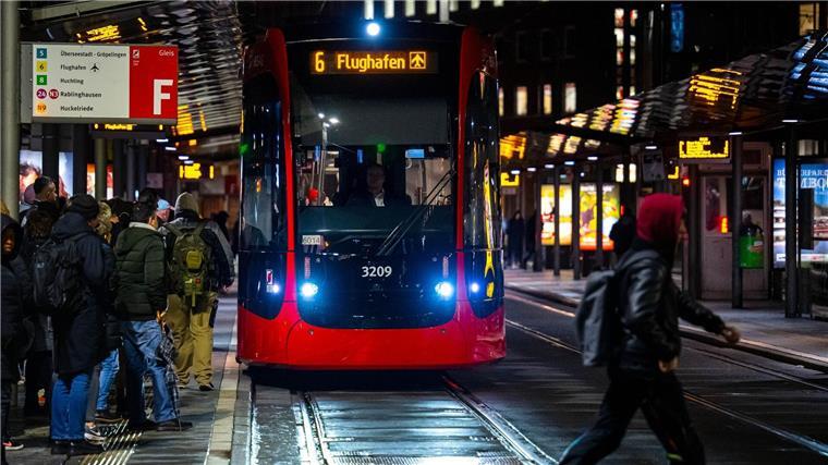 Straßenbahnen und Busse fahren in Bremen wieder Eine Straßenbahn steht an der Haltestelle Hauptbahnhof in Bremen.