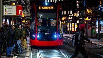 Eine Straßenbahn steht an der Haltestelle Hauptbahnhof in Bremen.