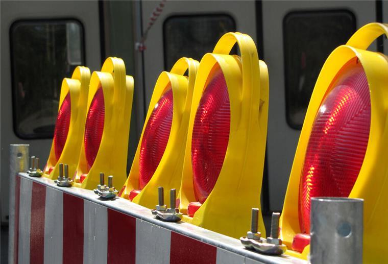 Stau garantiert: Wichtige Bremerhavener Hafenzufahrt ist bald gesperrt Eine Straßensperre muss bald an der Franziusstraße in Bremerhaven eingerichtet werden, weil der Bahnübergang dort saniert werden muss.