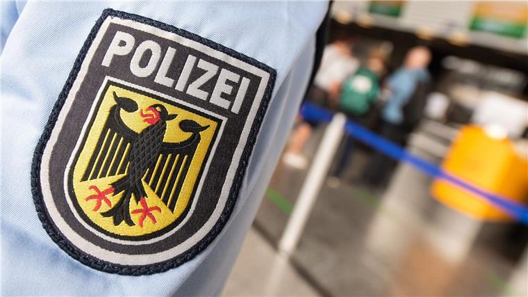 Männer auf Weg zu Rechtsrockkonzert am Flughafen gestoppt Eine Streife der Bundespolizei am Flughafen. Bei einer Kontrolle in Dortmund wurden zwei Extremisten an der Ausreise gehindert. (Foto Archiv)