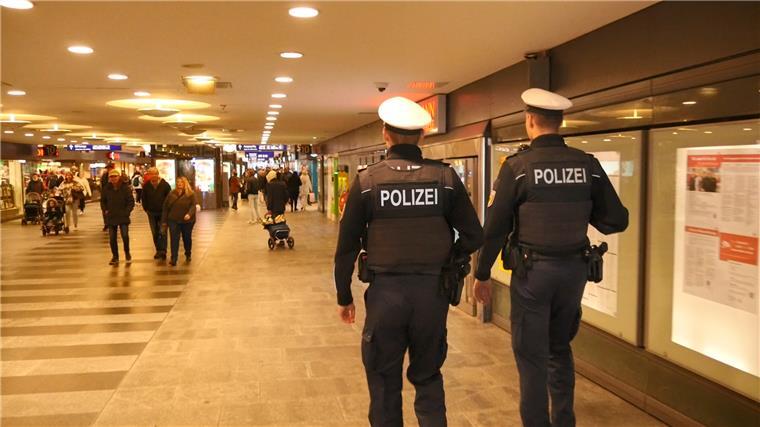 Wie die Bundespolizei Straftäter im Bremer Hauptbahnhof verfolgt Eine Streife der Bundespolizei bei einem Kontrollgang im Hauptbahnhof.