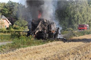 Eine Strohpresse geriet bei Erntearbeiten auf einem Feld bei Steinfeld in Brand. 