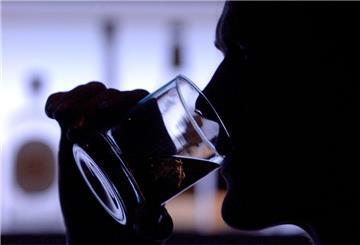 Ein Bar-Besucher genießt in einer Szene-Bar in Frankfurt am Main ein Glas Whiskey mit Eis. 