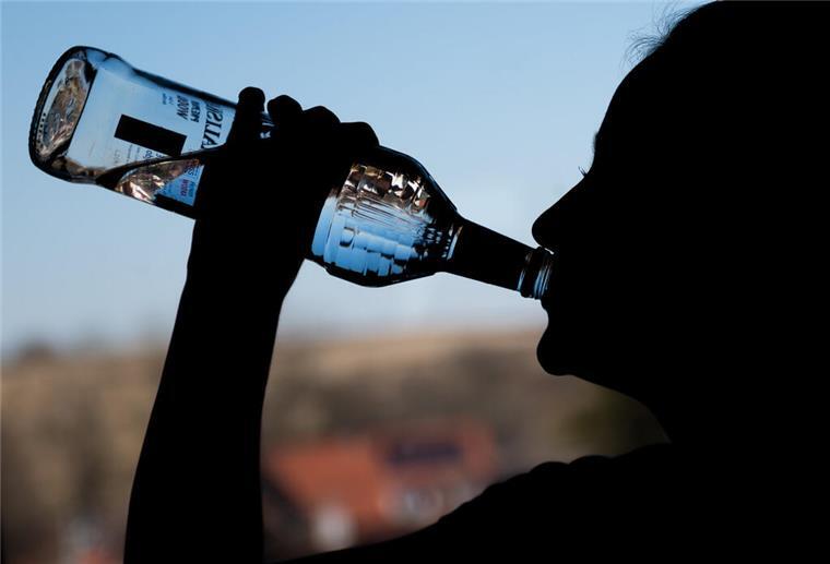 Alkohol gegen Cholesterin: Forscher entdecken verblüffende Effekte ARCHIV - 04.03.2022, Baden-Württemberg, Rottweil: Ein Mädchen trinkt aus einer Flasche Wodka. (zu dpa: «Weniger Menschen wegen Alkoholmissbrauchs in Kliniken») Foto: Silas Stein/dpa +++ dpa-Bildfunk +++