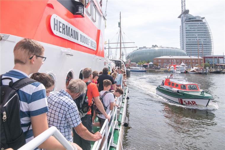 Eine Stunde warten für eine Fahrt mit dem Beiboot. des Seenotrettungskreuzers 