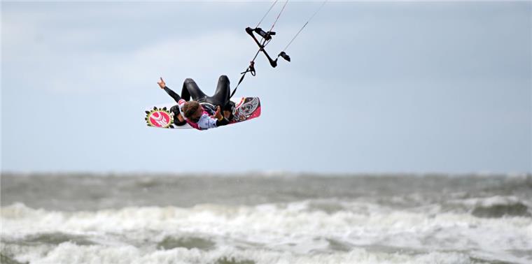 Kitesurfer von der Wurster Nordseeküste scheitern vor Gericht Eine Surferin zeigt ihr Können. In der Wurster Nordseeküste wurde der Sportspaß nun getrübt.