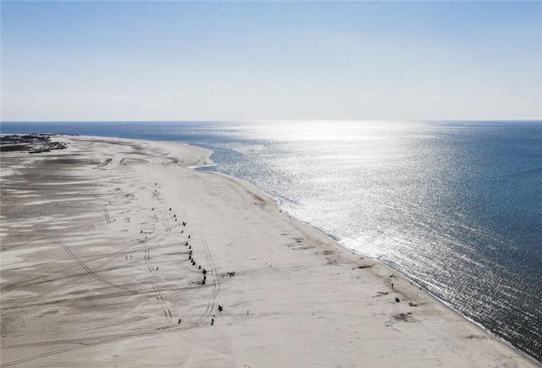 Die Sonne scheint auf den Strand von Norddorf auf der Nordseeinsel Amrum.