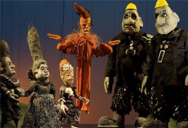 Hölzerne Puppen der Augsburger Puppenkiste hängen an Fäden