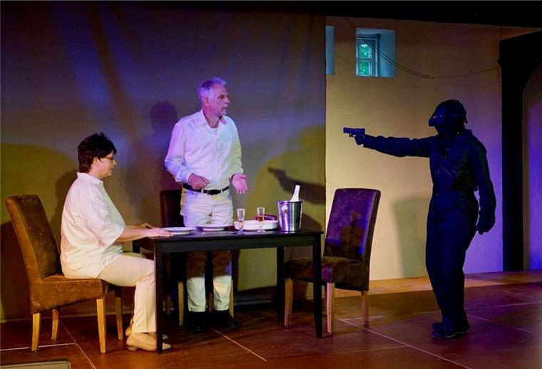 Hochspannung in der Rodenkircher St.-Matthäus-Kirche Eine Szene aus dem Stück „Utlevert“, der aktuellen Produktion des Theaters SpielArt. Am 16. Oktober ist es in der Kirche in Rodenkirchen zu erleben.