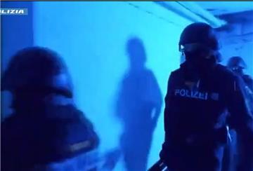 Mehrere Polizisten vor blauem Hintergrund