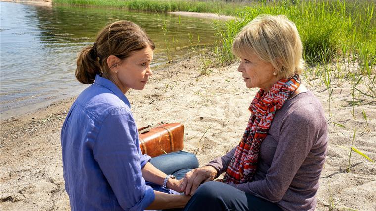 Uschi Glas: „Ich will mich nicht verstecken“ Eine Szene aus „Einfach nur Liebe“: Anna (Uschi Glas, r.) ist am Strand der Insel in Ohnmacht gefallen. Die ehemalige Ärztin Ilse (Gerit Kling, l.) kümmert sich um sie.