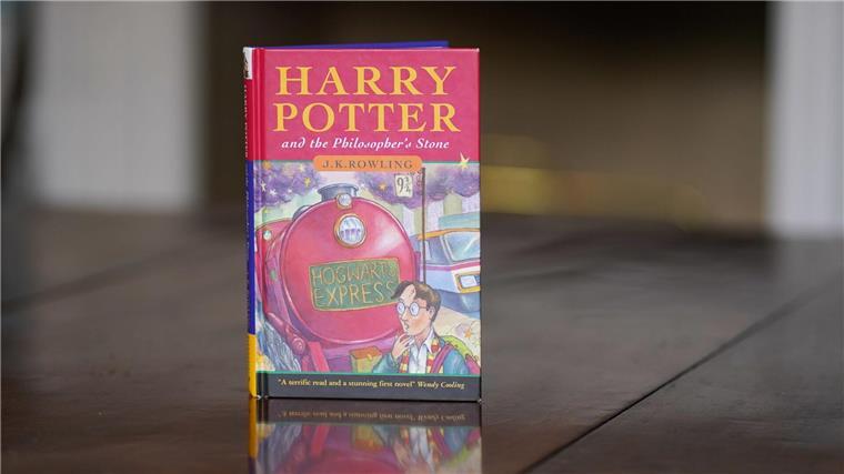 Erstausgabe von „Harry Potter“ für 45 000 Pfund versteigert Eine tadellose Erstausgabe von J.K. Rowlings Buch „Harry Potter und der Stein der Weisen“, eine von nur 500 Exemplaren der ersten Auflage von 1997.