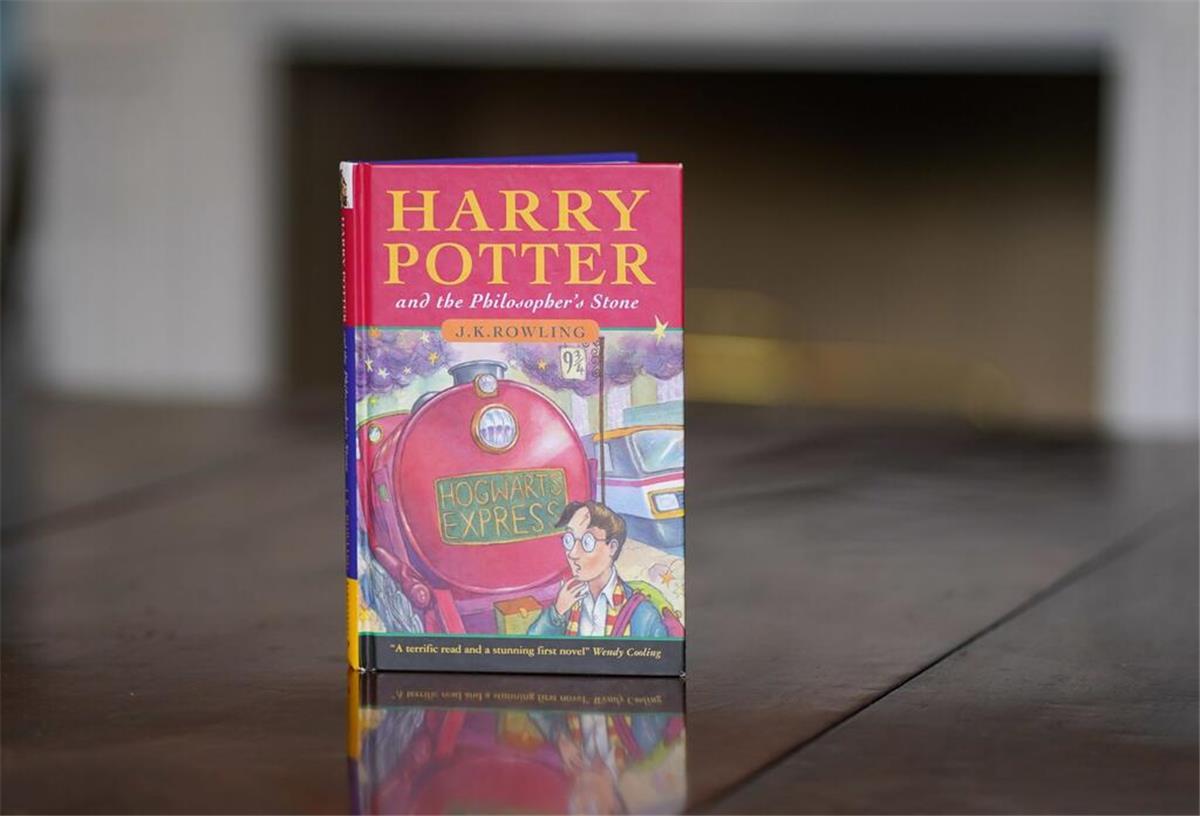 Eine tadellose Erstausgabe von J.K. Rowlings Buch „Harry Potter und der Stein der Weisen“, eine von nur 500 Exemplaren der ersten Auflage von 1997.