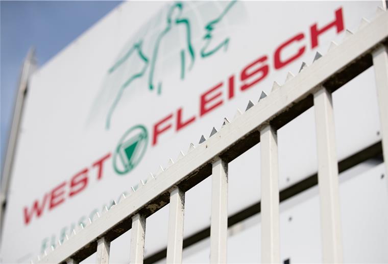 Fleischbetrieb sucht nach Gründen für Corona-Ausbruch Eine Tafel weist auf den Betrieb von Westfleisch/Westcrown hin.