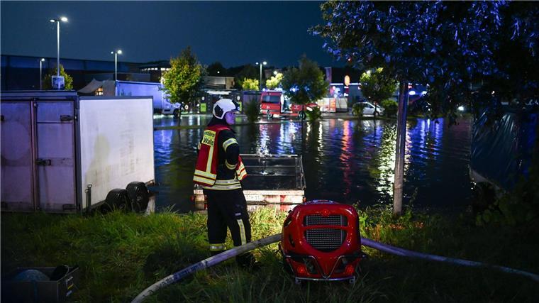 Eine Tankstelle ist überflutet.