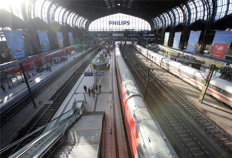 Züge stehen im Hauptbahnhof Hamburg, nachdem der Fernverkehr in Norddeutschland zum Erliegen gekommen ist.