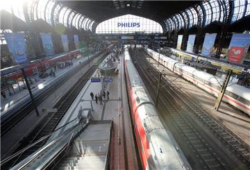 Züge stehen im Hauptbahnhof Hamburg, nachdem der Fernverkehr in Norddeutschland zum Erliegen gekommen ist.