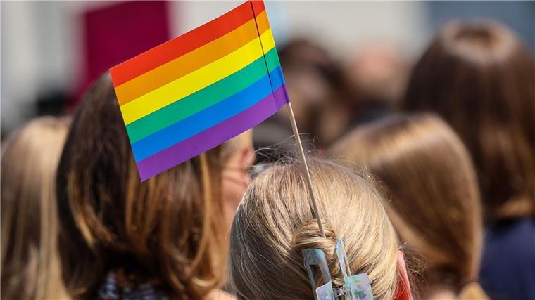 Land verstärkt Anstrengungen gegen Queerfeindlichkeit Eine Teilnehmerin trägt eine Regenbogenfahne im Haar beim Umzug zum Christopher Street Day.