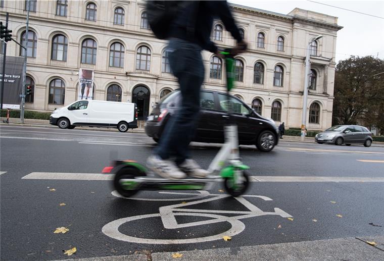 Mann unter Drogeneinfluss auf E-Scooter unterwegs E-Scooter-Fahrer im Straßenverkehr