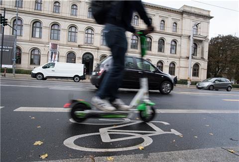 E-Scooter-Fahrer im Straßenverkehr