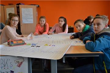 Eine Übung der Potenzialanalyse ist das Gestalten eines Plakates über sich und seine Hobbys. Die Schüler mussten dieses anschließend vor Klassenkameraden präsentieren.