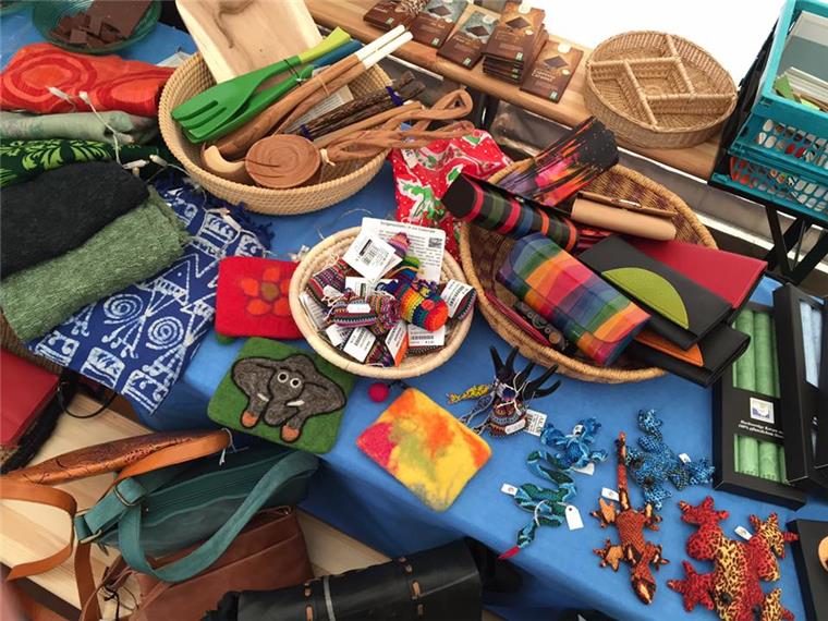 "Alles Kohl" beim Bauernmarkt Eine umfangreiche Auswahl an Lebensmitteln, Kleidung und Geschenkartikeln – alles fair und bio gehandelt – können die Besucher auf dem Markt im Schaufenster Fischereihafen erwerben.