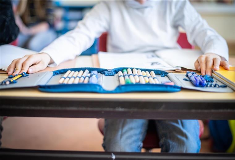 Bremerhaven: Zu wenig Lehrer - zu wenig Platz Eine Umfrage der GEW unter Lehrern in Bremerhaven ergab, dass es zu wenig Personal an den Schulen gibt.