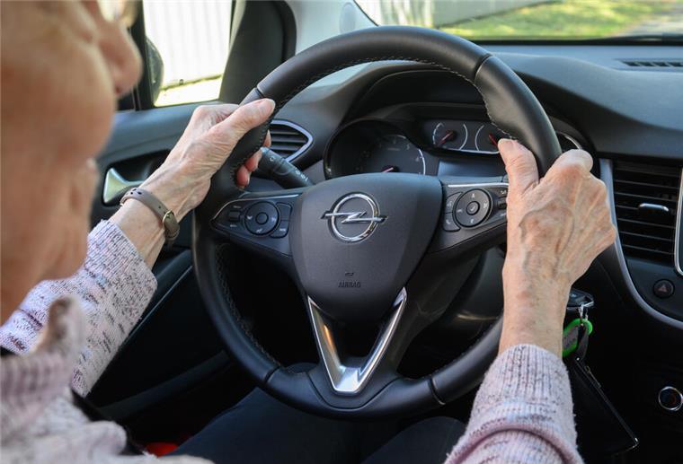 Deutsche sind nicht abgeneigt: medizinische Untersuchung für die Fahrtauglichkeit Eine ältere Frau sitzt im Auto
