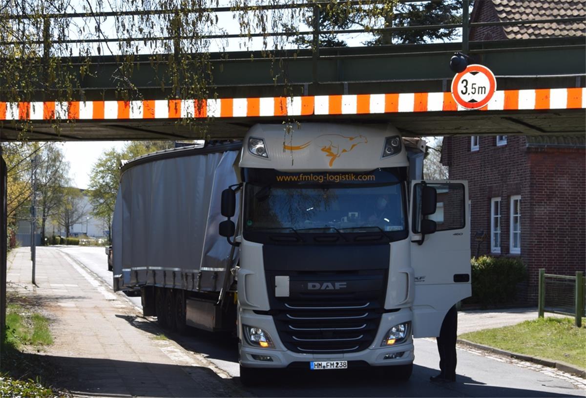 Nach Navi-Vorschlag: LKW steckt unter Brücke fest Eine Unaufmerksamkeit führte am Dienstag zu einem kuriosen Unfall in Nordenham-Einswarden. Der unglückliche Fahrer blieb unverletzt.