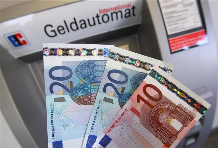 Bremerhaven: Ehepaar findet Geld am Bankautomaten Verschiedene Banknoten, fotografiert vor dem Geldautomaten einer Sparkasse in Kaufbeuren