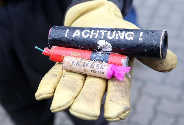 Manchmal ist Pyrotechnik doch ein Verbrechen – Zoll beschlagnahmt hunderte Kilo Eine behandschuhte Hand hält mehrere Feuerwerkskörper in die Kamera