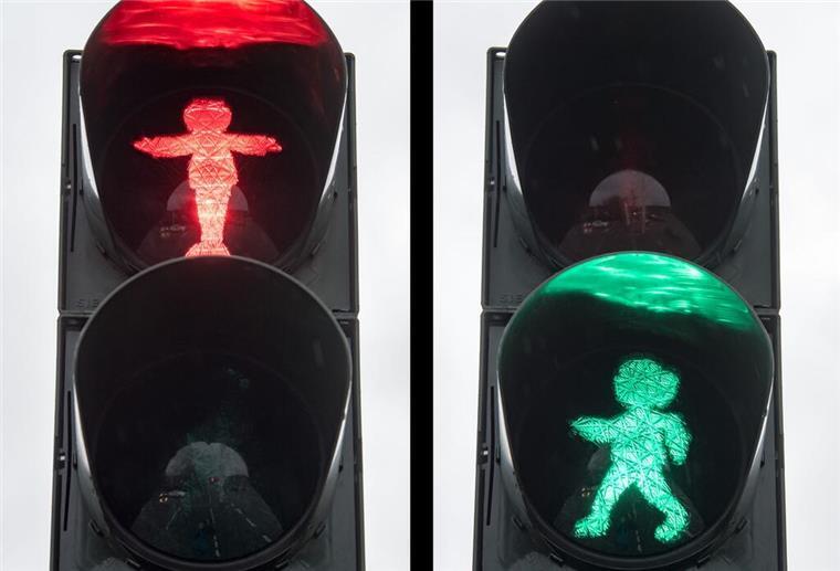 Herzlich in einer herzlosen Zeit: 90 Jahre „Vater und Sohn“ Eine „Vater und Sohn“-Ampel in der Innenstadt von Plauen.
