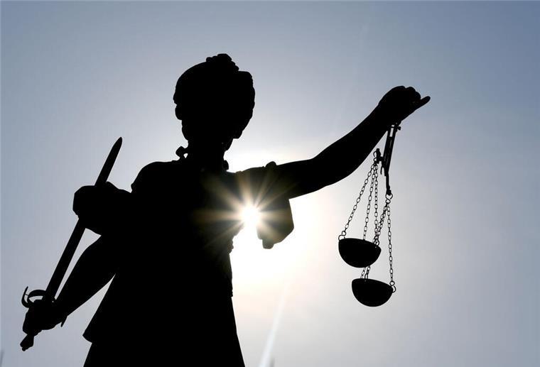Die Göttin Justitia im Gegenlicht.