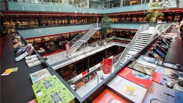 Bücher von jüdischem Autor in Buchhandlung beschädigt Eine Verkaufsfläche des Kulturkaufhauses Dussmann in Berlin: Hier wurden Bücher beschädigt.
