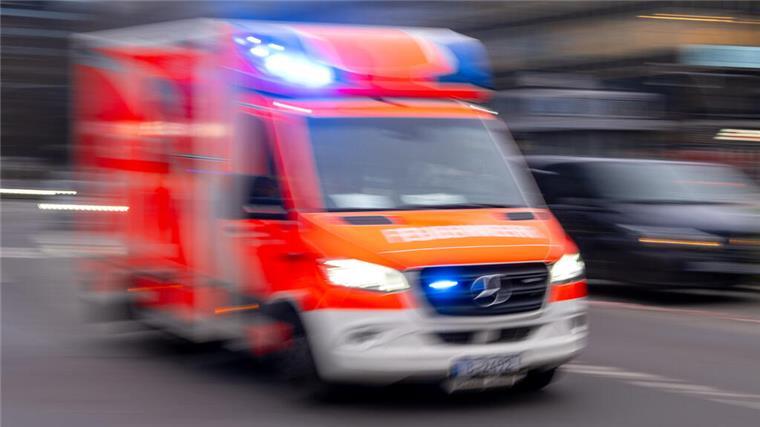 Auto zwingt Bus zu Bremsmanöver: Vier Fahrgäste verletzt Rettungswagen