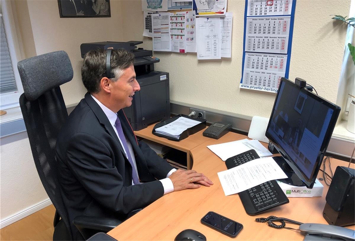 Bad Bederkesa: So arbeitet McAllister im Homeoffice Eine Videokonferenz löst bei David McAllister die andere ab.