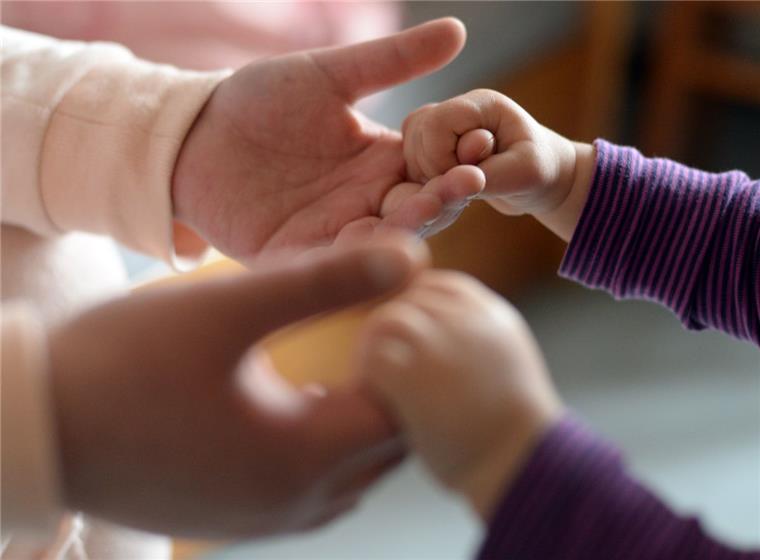 Polizistin hilft kleinem Jungen (4) bei der Suche nach seiner Tante Eine vier Jahre alter Junge hat seine Tante in der Oberen Bürger verloren. Eine Polizistin half ihm bei der Suche.