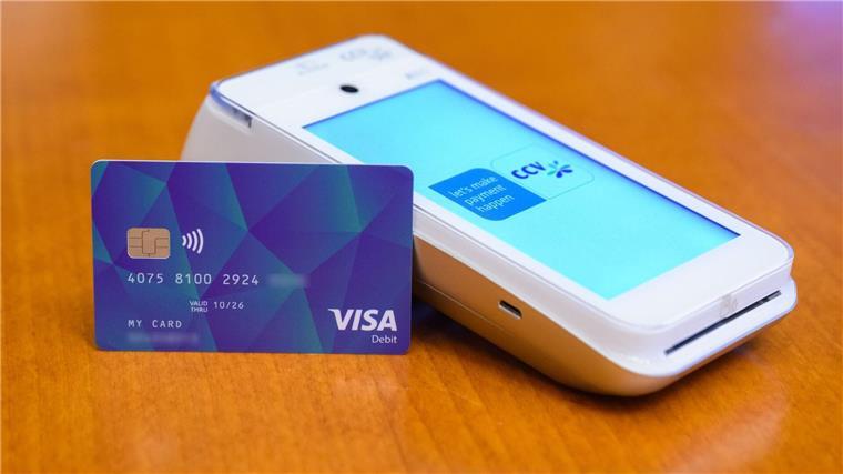 Eine VISA-Debit Karte für Geflüchtete liegt im Rathaus Hannover neben einem Lesegerät.