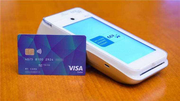 Oberbürgermeister: Pläne für Bezahlkarte sind „Rückschritt“ Eine VISA-Debit Karte liegt bei einer Pressekonferenz im Rathaus Hannover neben einem Lesegerät.