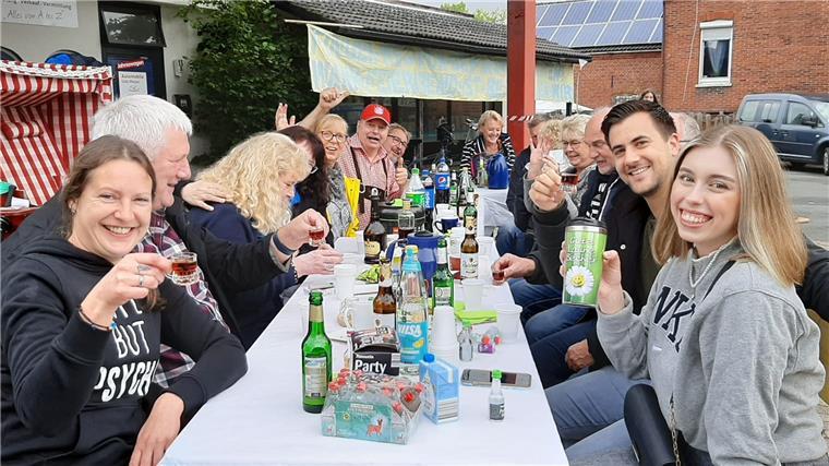 In Rodenkirchen ist endlich wieder Volksfeststimmung Eine von vielen kleinen Partys am Straßenrand.