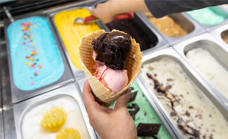 Test in Niedersachsen: Zu viel Keime in jedem 5. Eis Eine Waffel wird in einer Eisdiele mit Eiskugeln verschiedener Sorten gefüllt.