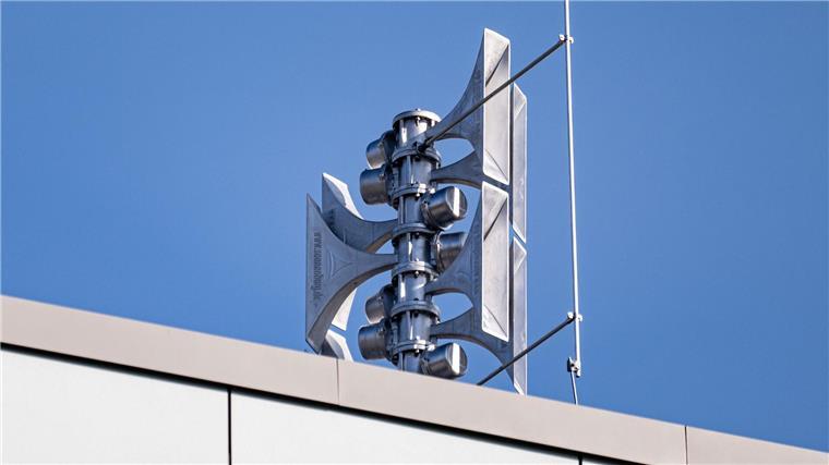 „Es wird laut“: Warntag mit Probealarm am 14. September Eine Warnsirene ist auf einer Berliner Schule montiert. Der bundesweite Warntag findet am 14. September statt.