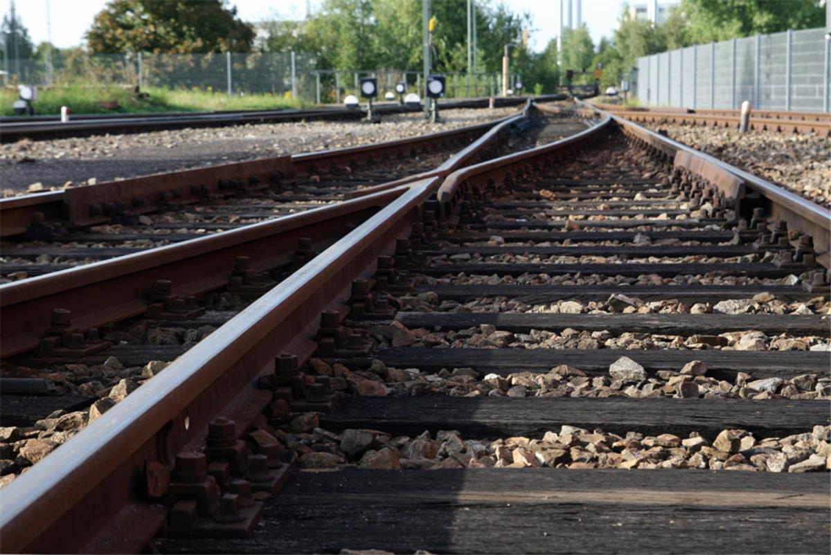 Loxstedt: Ewiges Warten an der Bahnschranke ärgert Autofahrer Eine Weiche wie diese soll zwischen Bremerhaven und Loxstedt geschont werden. Wenn Lokführer an der Stelle zu schnell fahren, wird der Bahnübergang in der Hohewurther Straße sicherheitshalber geschlossen.