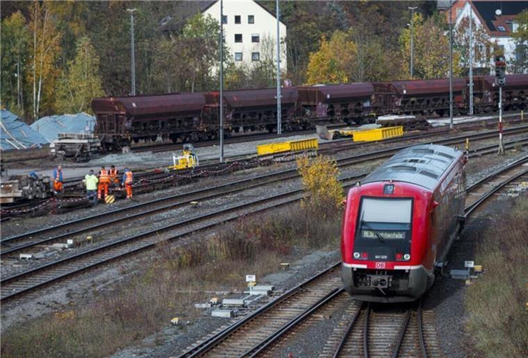 Massive Störungen auf Zugstrecke Bremen-Bremerhaven: Was Reisende wissen müssen Zug auf den Gleisen. Zwischen Bremen und Bremerhaven kommt es aufgrund einer Weichenreparatur bei Osterholz-Scharmbeck zu Zugausfällen und Verspätungen.