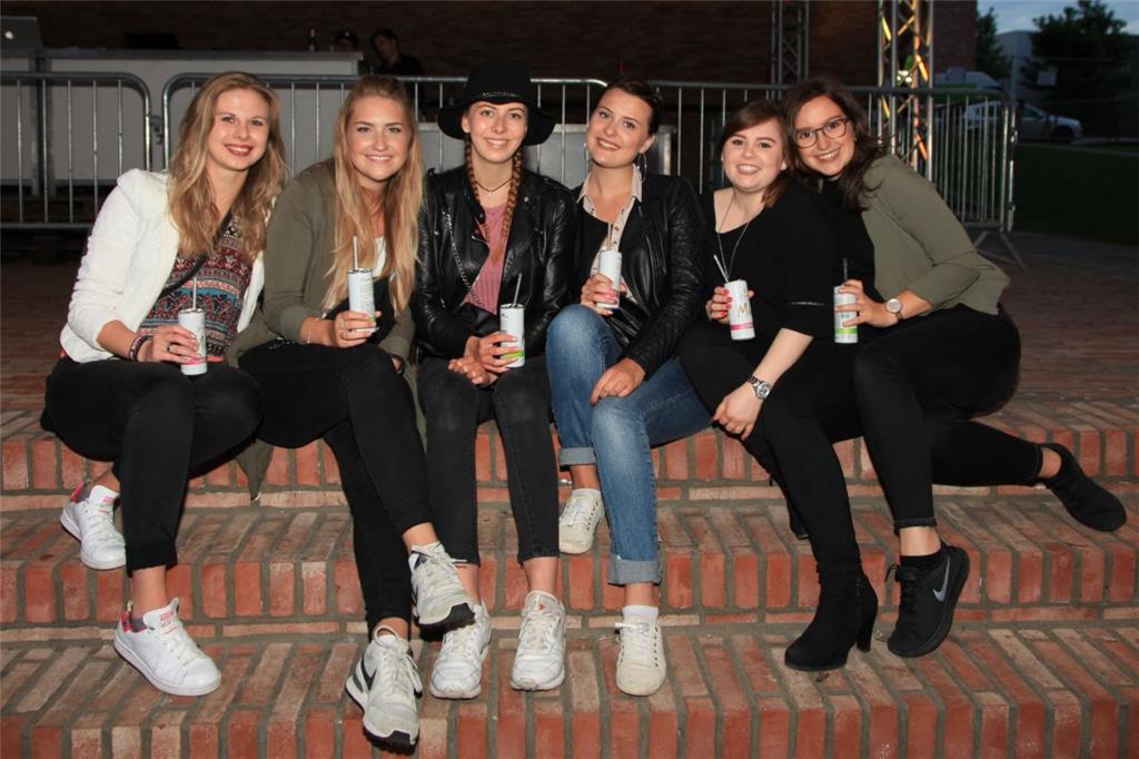 Eine weiße Dose für alle: Leonie, Eyleen, Sherin, Rabea, Janine und Alina.