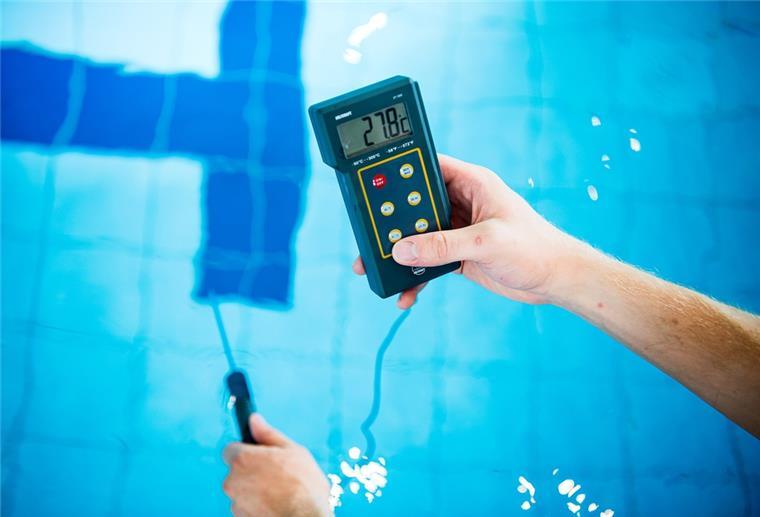 Bremerhaven: In Bad 1 und 2 soll noch mehr Energie gespart werden In einem Schwimmbad wird die Temperatur gemessen.